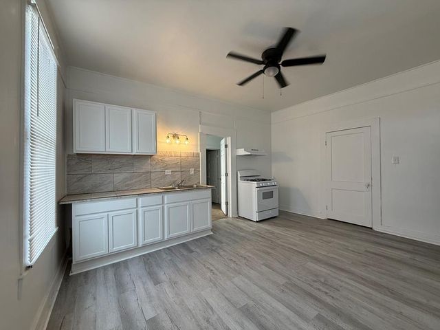 305 N Tivy St, Kerrville, TX 78028