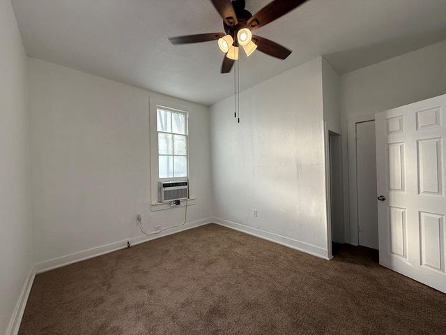 305 N Tivy St, Kerrville, TX 78028