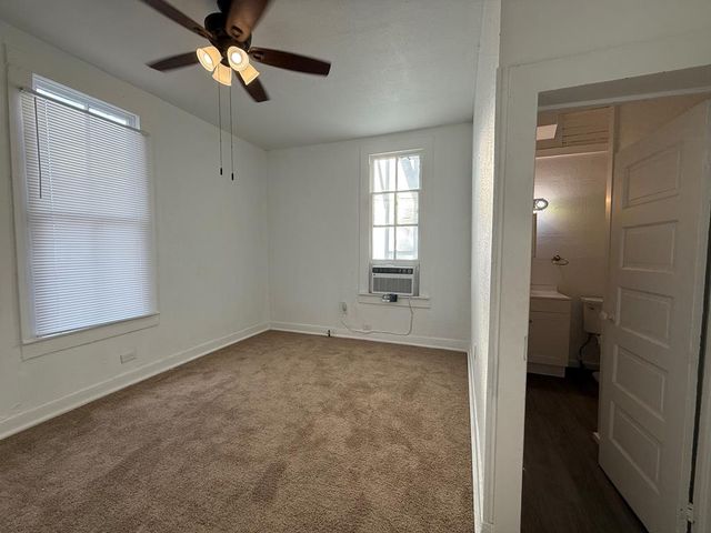 305 N Tivy St, Kerrville, TX 78028