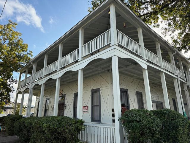 305 N Tivy St, Kerrville, TX 78028