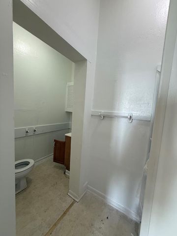 305 N Tivy St, Kerrville, TX 78028