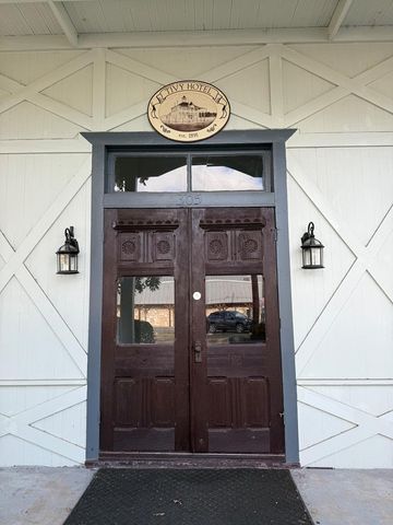 305 N Tivy St, Kerrville, TX 78028