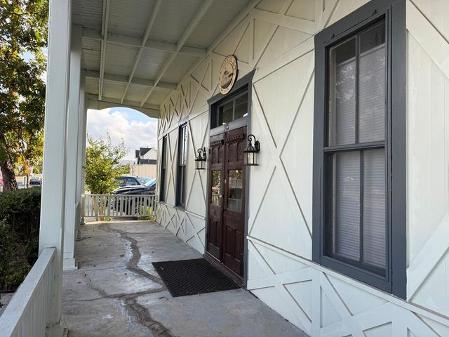 305 N Tivy St, Kerrville, TX 78028