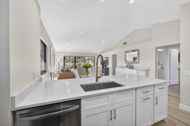 516 Club Drive, Palm Beach Gardens, FL 33418