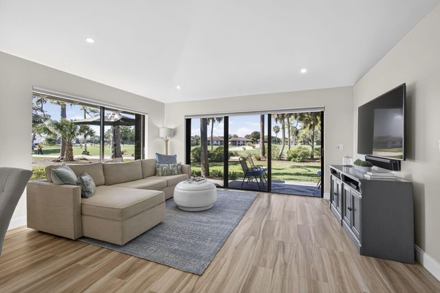 516 Club Drive, Palm Beach Gardens, FL 33418