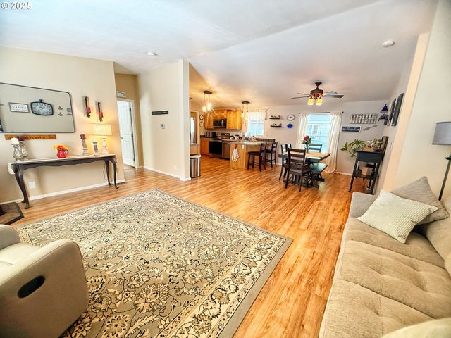 32700 Se LEEWOOD Ln 102, Boring, OR 97009