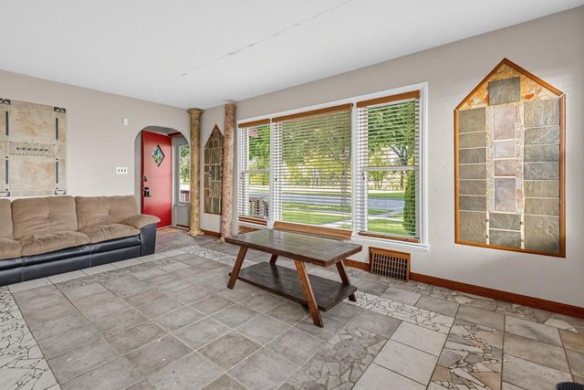 5425 W Lincoln Creek DRIVE, Milwaukee, WI 53218