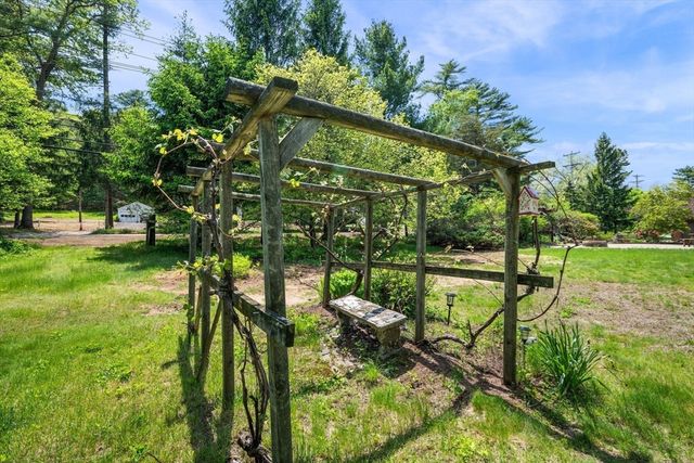 72 Mile Ln, Ipswich, MA 01938