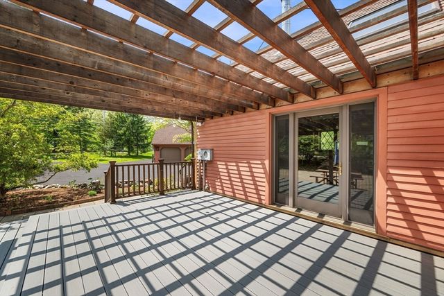 72 Mile Ln, Ipswich, MA 01938