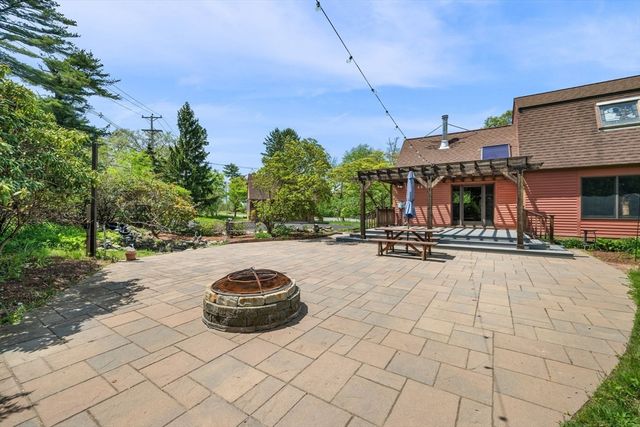 72 Mile Ln, Ipswich, MA 01938