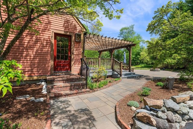 72 Mile Ln, Ipswich, MA 01938