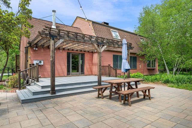 72 Mile Ln, Ipswich, MA 01938