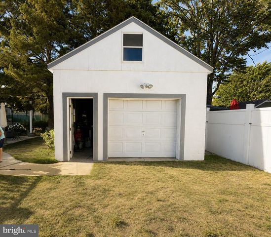 22 W OAK ST W, Millville, NJ 08332