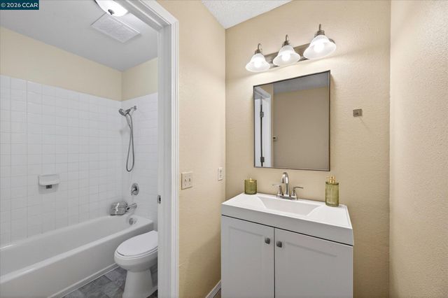 1065 Mohr Ln D, Concord, CA 94518