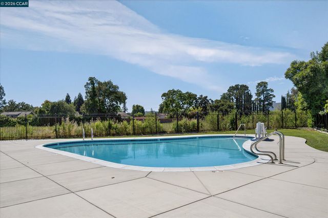 1065 Mohr Ln D, Concord, CA 94518