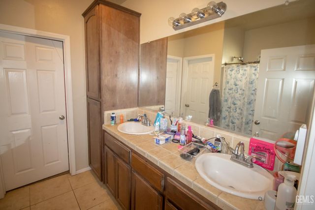319 Count Fleet Way, Bakersfield, CA 93307