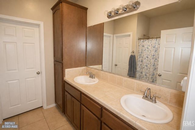 319 Count Fleet Way, Bakersfield, CA 93307