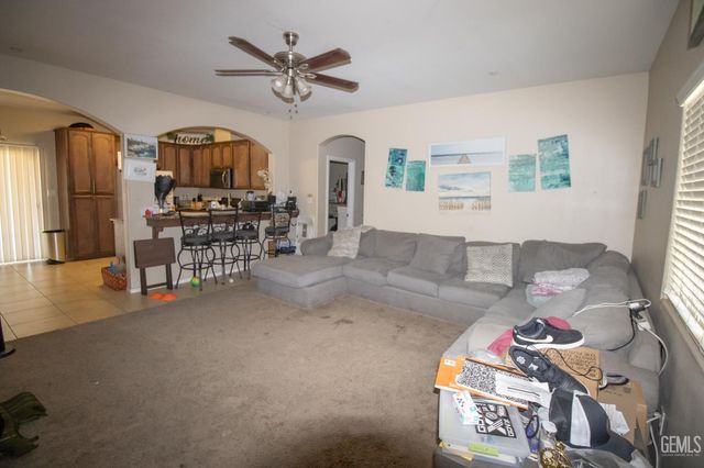 319 Count Fleet Way, Bakersfield, CA 93307