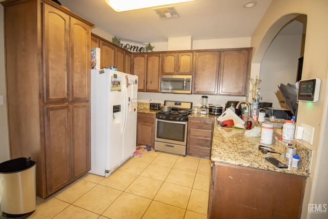 319 Count Fleet Way, Bakersfield, CA 93307