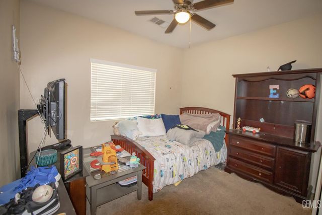 319 Count Fleet Way, Bakersfield, CA 93307