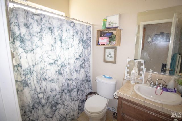 319 Count Fleet Way, Bakersfield, CA 93307
