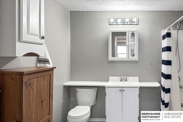 5617 M Street, Omaha, NE 68117