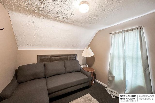 5617 M Street, Omaha, NE 68117