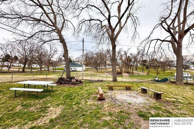 5617 M Street, Omaha, NE 68117