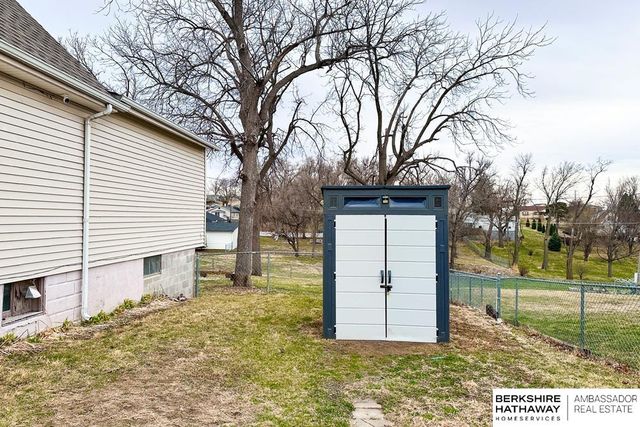 5617 M Street, Omaha, NE 68117