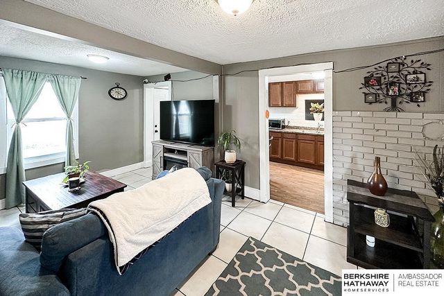 5617 M Street, Omaha, NE 68117