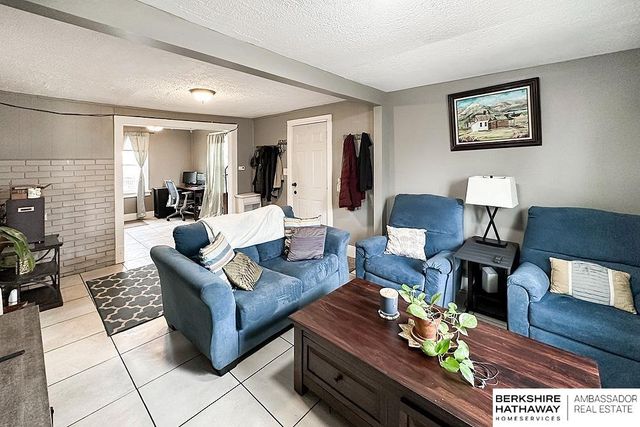 5617 M Street, Omaha, NE 68117