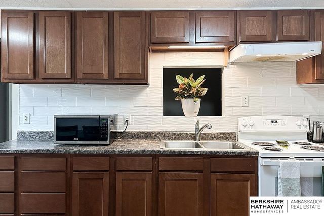 5617 M Street, Omaha, NE 68117