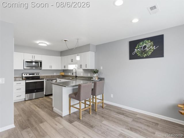 968 Country Club Drive 4, Saint Clair Shores, MI 48082