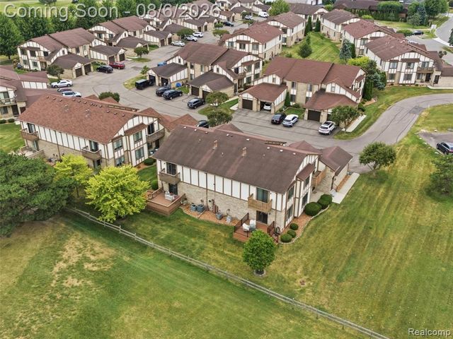 968 Country Club Drive 4, Saint Clair Shores, MI 48082