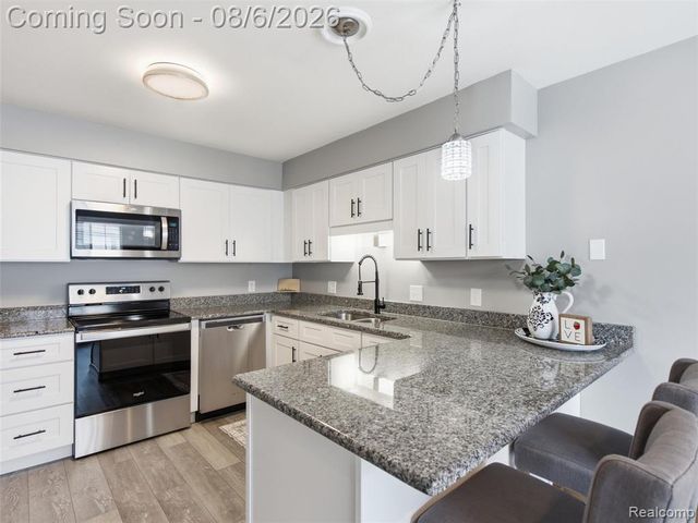 968 Country Club Drive 4, Saint Clair Shores, MI 48082
