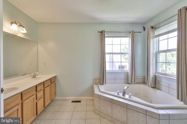 13 WINDRIFT CT, Easton, PA 18045