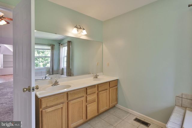 13 WINDRIFT CT, Easton, PA 18045