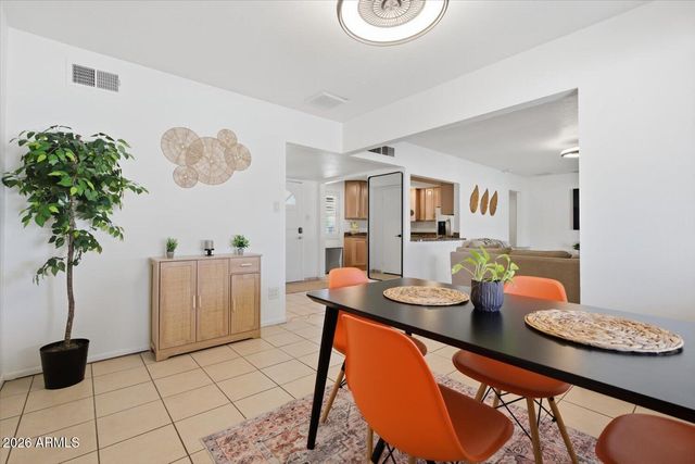 934 E BERRIDGE Lane, Phoenix, AZ 85014