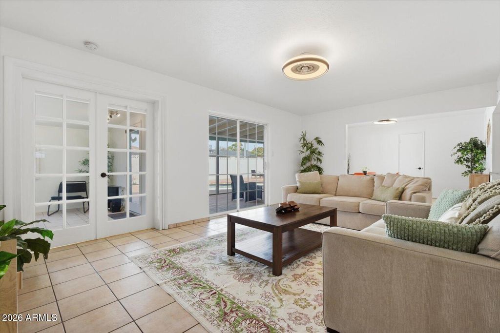 Image 10 of property listing at 934 E BERRIDGE Lane, Phoenix, AZ 85014
