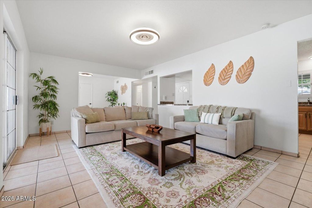 Image 11 of property listing at 934 E BERRIDGE Lane, Phoenix, AZ 85014