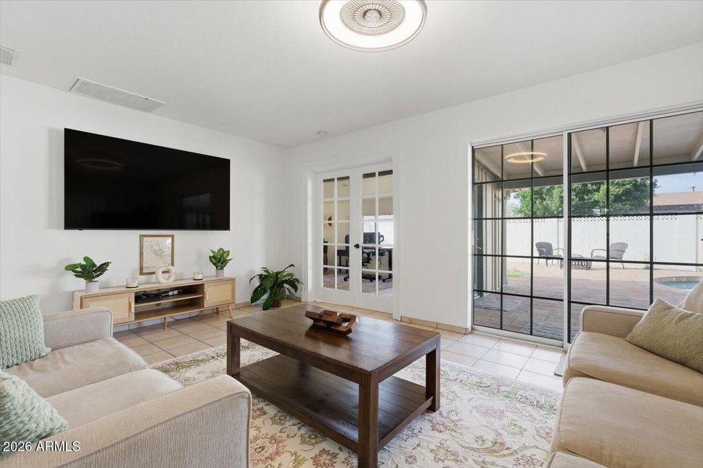 Image 12 of property listing at 934 E BERRIDGE Lane, Phoenix, AZ 85014