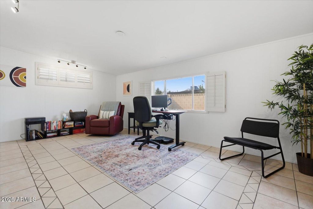 Image 13 of property listing at 934 E BERRIDGE Lane, Phoenix, AZ 85014