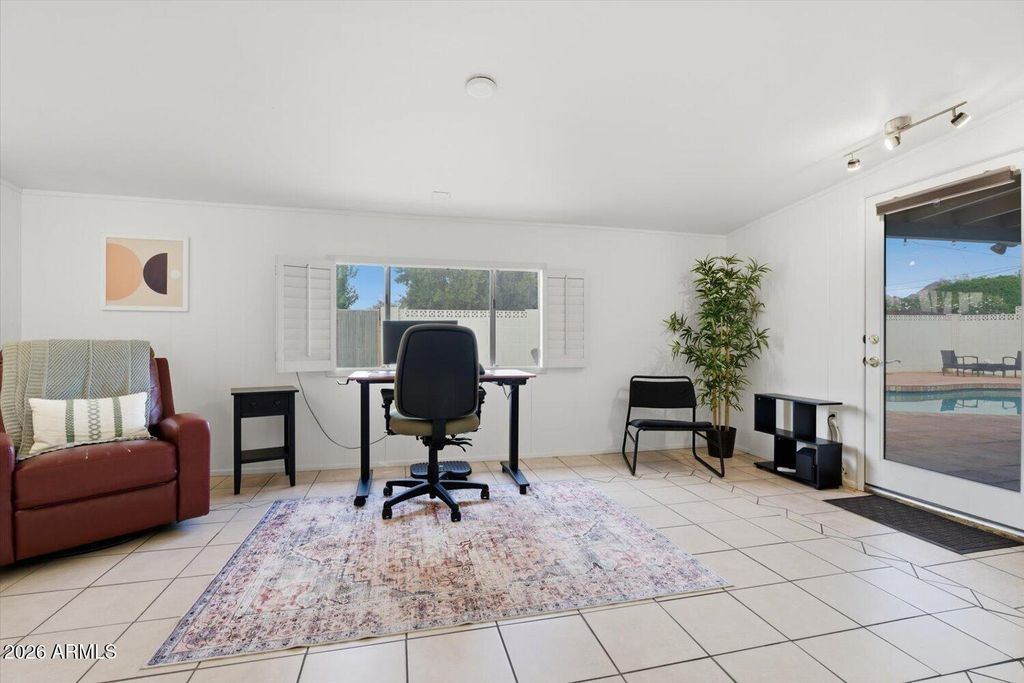 Image 14 of property listing at 934 E BERRIDGE Lane, Phoenix, AZ 85014