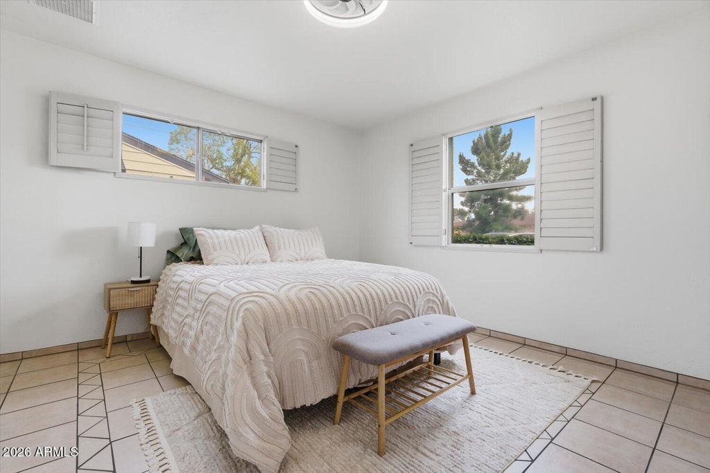 Image 15 of property listing at 934 E BERRIDGE Lane, Phoenix, AZ 85014