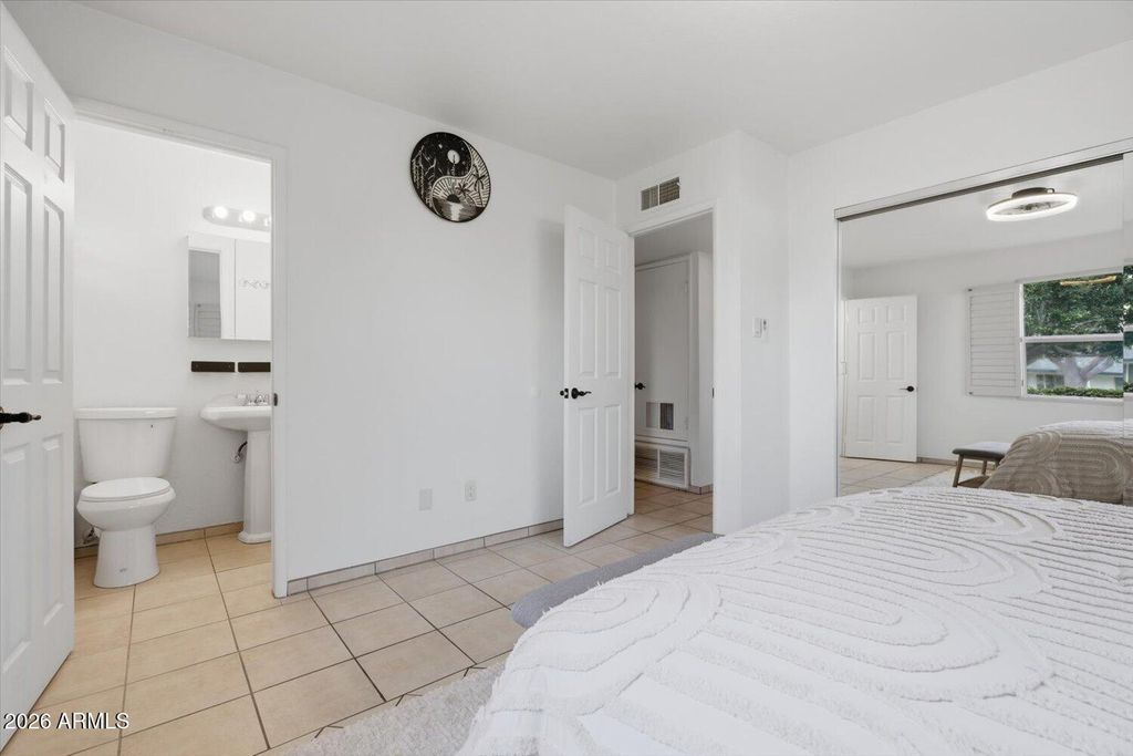 Image 16 of property listing at 934 E BERRIDGE Lane, Phoenix, AZ 85014