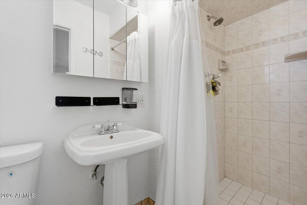 Image 17 of property listing at 934 E BERRIDGE Lane, Phoenix, AZ 85014