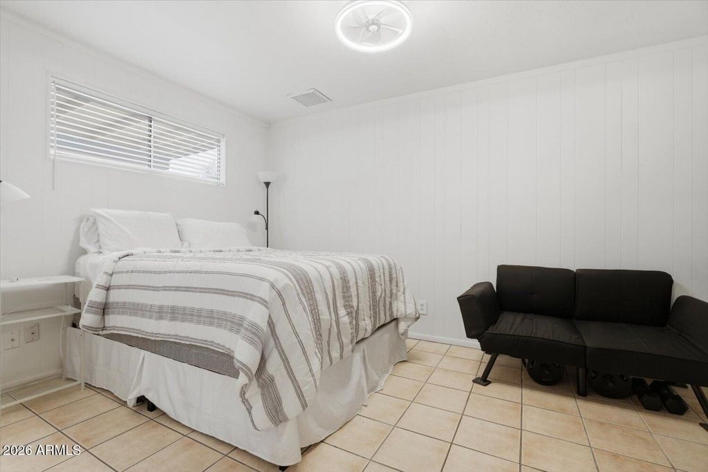 Image 18 of property listing at 934 E BERRIDGE Lane, Phoenix, AZ 85014