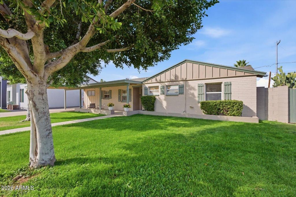 Image 2 of property listing at 934 E BERRIDGE Lane, Phoenix, AZ 85014