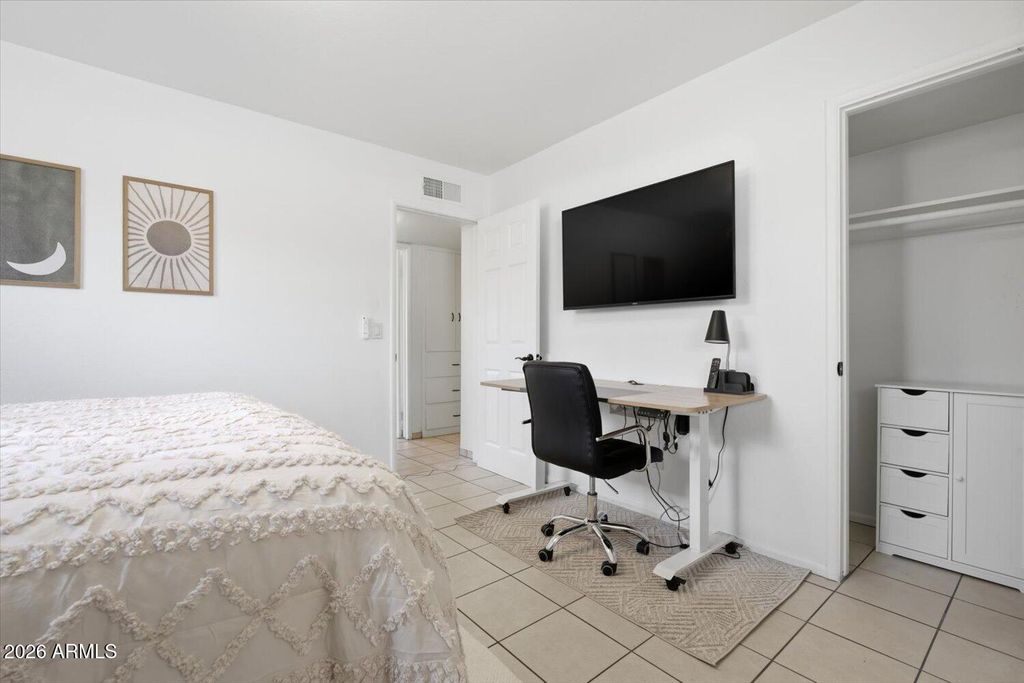 Image 20 of property listing at 934 E BERRIDGE Lane, Phoenix, AZ 85014
