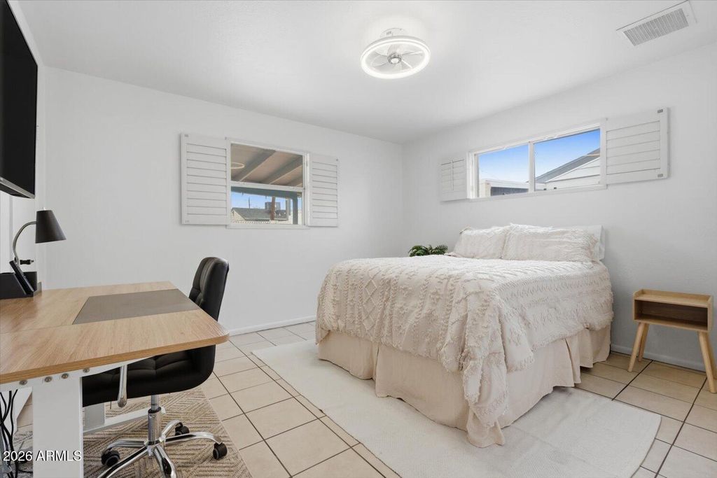 Image 21 of property listing at 934 E BERRIDGE Lane, Phoenix, AZ 85014